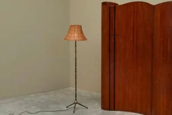 Outlet Pamono Art Deco Floor Lamp in Patinated Brass with Rattan Shade, 1940s