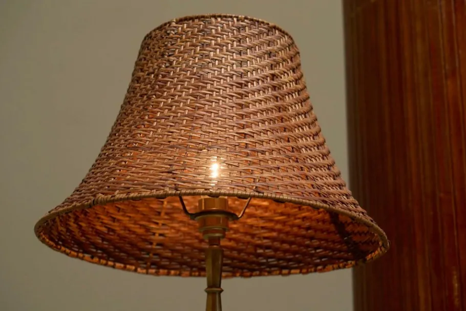 Outlet Pamono Art Deco Floor Lamp in Patinated Brass with Rattan Shade, 1940s