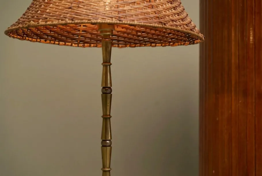 Outlet Pamono Art Deco Floor Lamp in Patinated Brass with Rattan Shade, 1940s