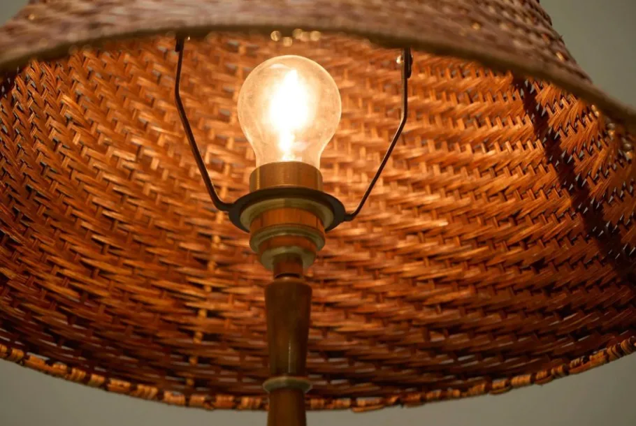 Outlet Pamono Art Deco Floor Lamp in Patinated Brass with Rattan Shade, 1940s