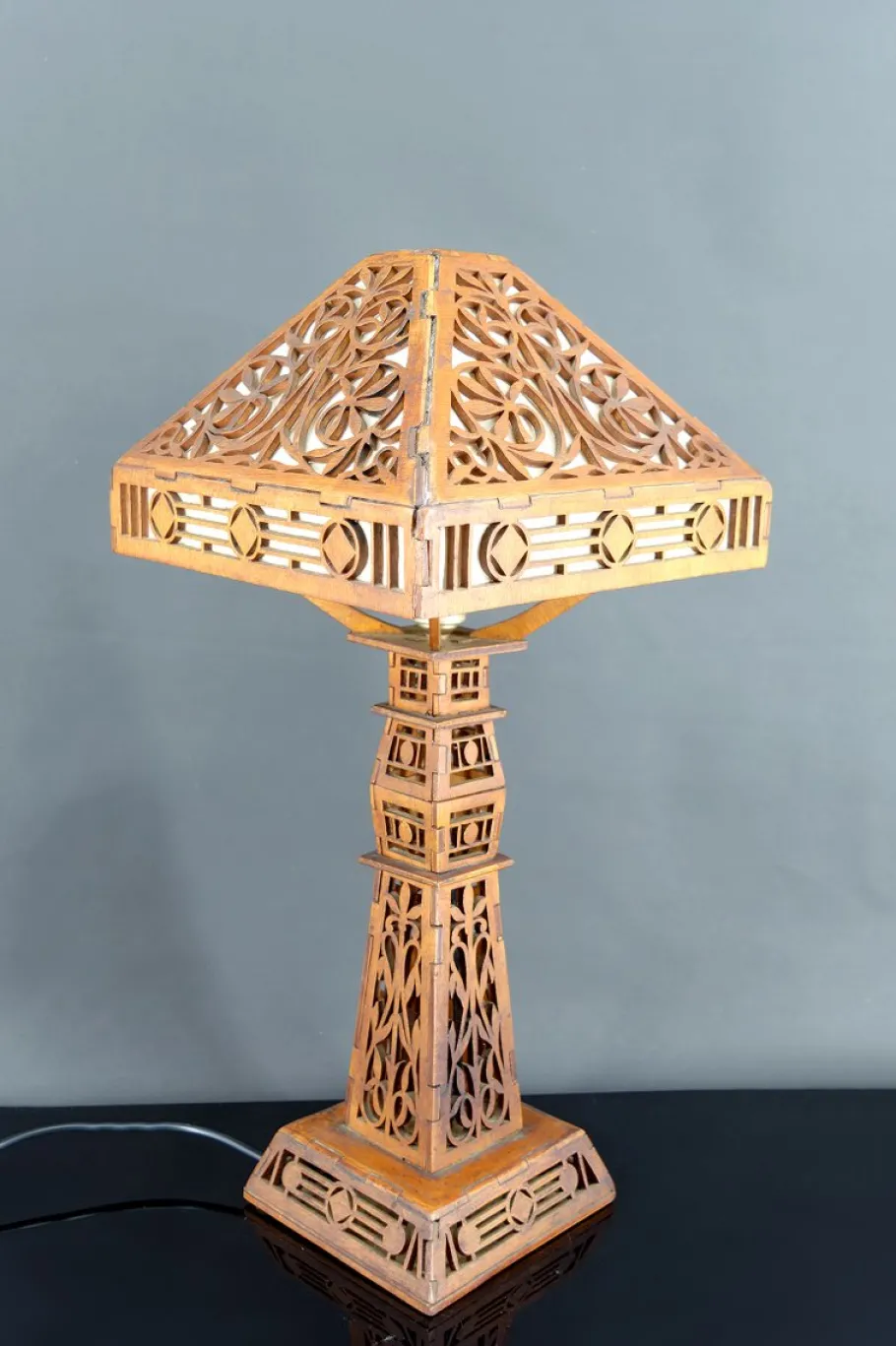 Best Pamono Arts & Crafts Prairie School Cut-Out Wood Lamp in the style of Frank Lloyd Wright, USA, 1900s
