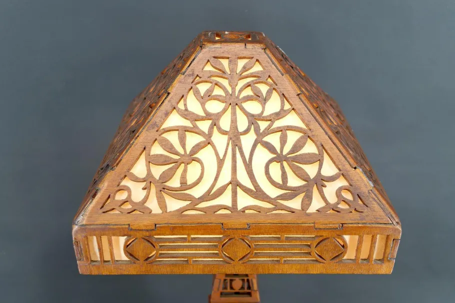 Best Pamono Arts & Crafts Prairie School Cut-Out Wood Lamp in the style of Frank Lloyd Wright, USA, 1900s