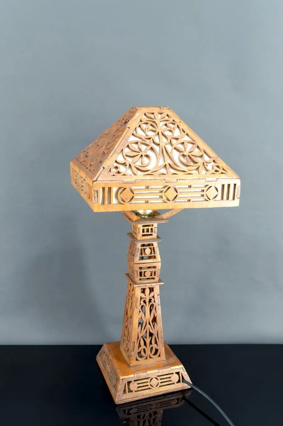 Best Pamono Arts & Crafts Prairie School Cut-Out Wood Lamp in the style of Frank Lloyd Wright, USA, 1900s