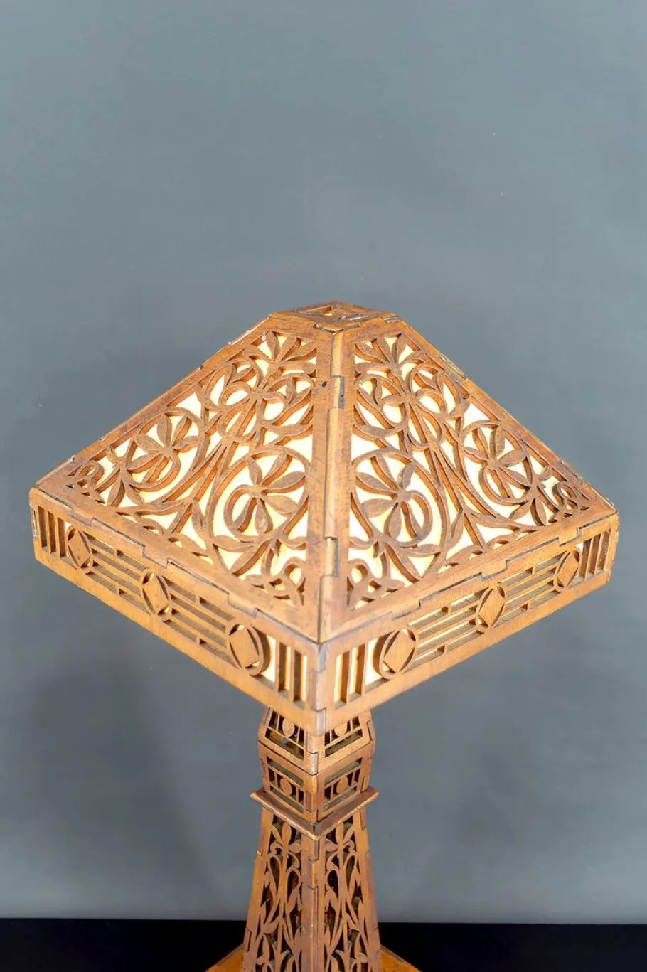 Best Pamono Arts & Crafts Prairie School Cut-Out Wood Lamp in the style of Frank Lloyd Wright, USA, 1900s