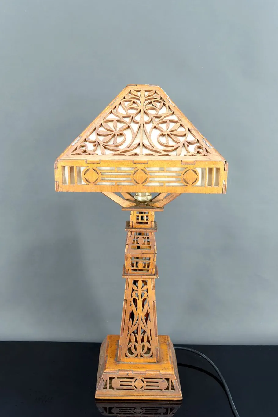 Best Pamono Arts & Crafts Prairie School Cut-Out Wood Lamp in the style of Frank Lloyd Wright, USA, 1900s