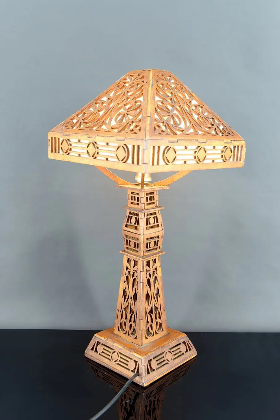 Best Pamono Arts & Crafts Prairie School Cut-Out Wood Lamp in the style of Frank Lloyd Wright, USA, 1900s
