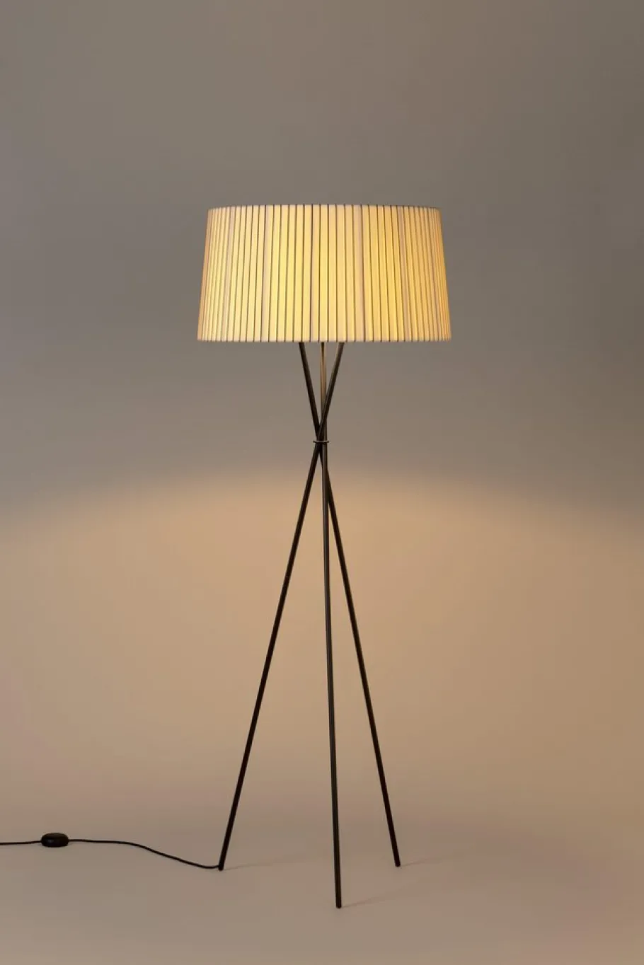 Best Pamono Diplomatic Tripod G5 Floor Lamp by Santa & Cole