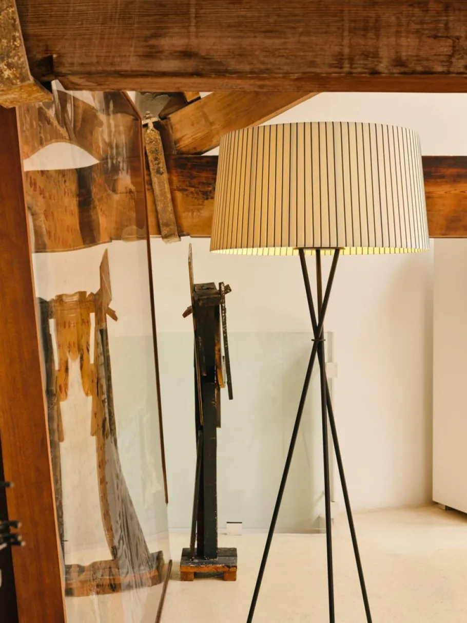 Best Pamono Diplomatic Tripod G5 Floor Lamp by Santa & Cole
