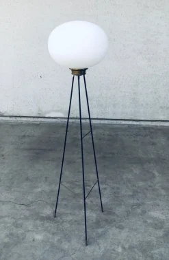 Outlet Pamono Italian Opaline Tripod Floor Lamp, 1950s
