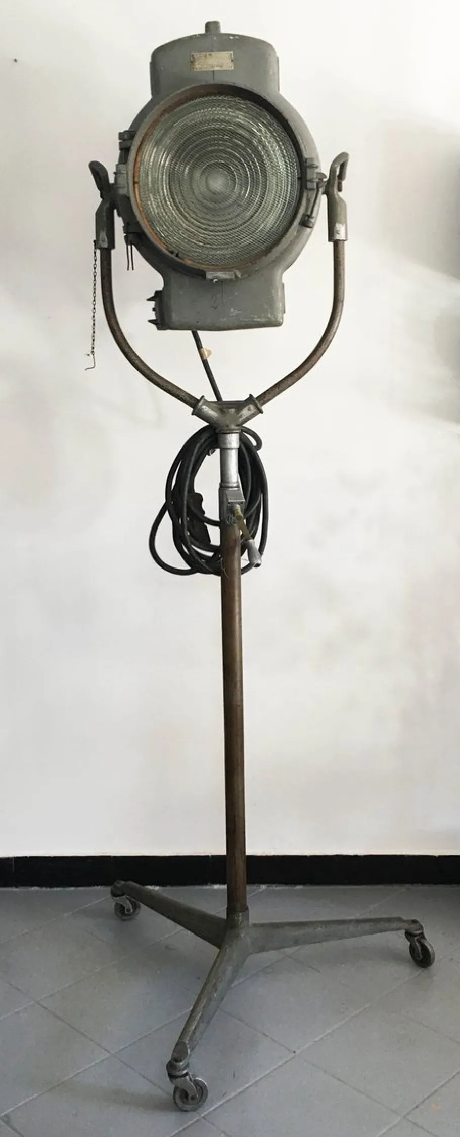 Online Pamono Large Vintage Tripod Cinema Beacon Floor Lamp from Dante Rispoli Roma