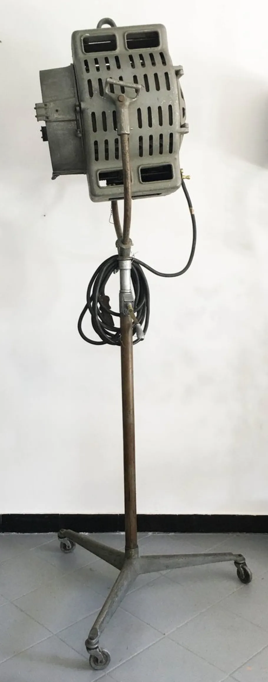 Online Pamono Large Vintage Tripod Cinema Beacon Floor Lamp from Dante Rispoli Roma