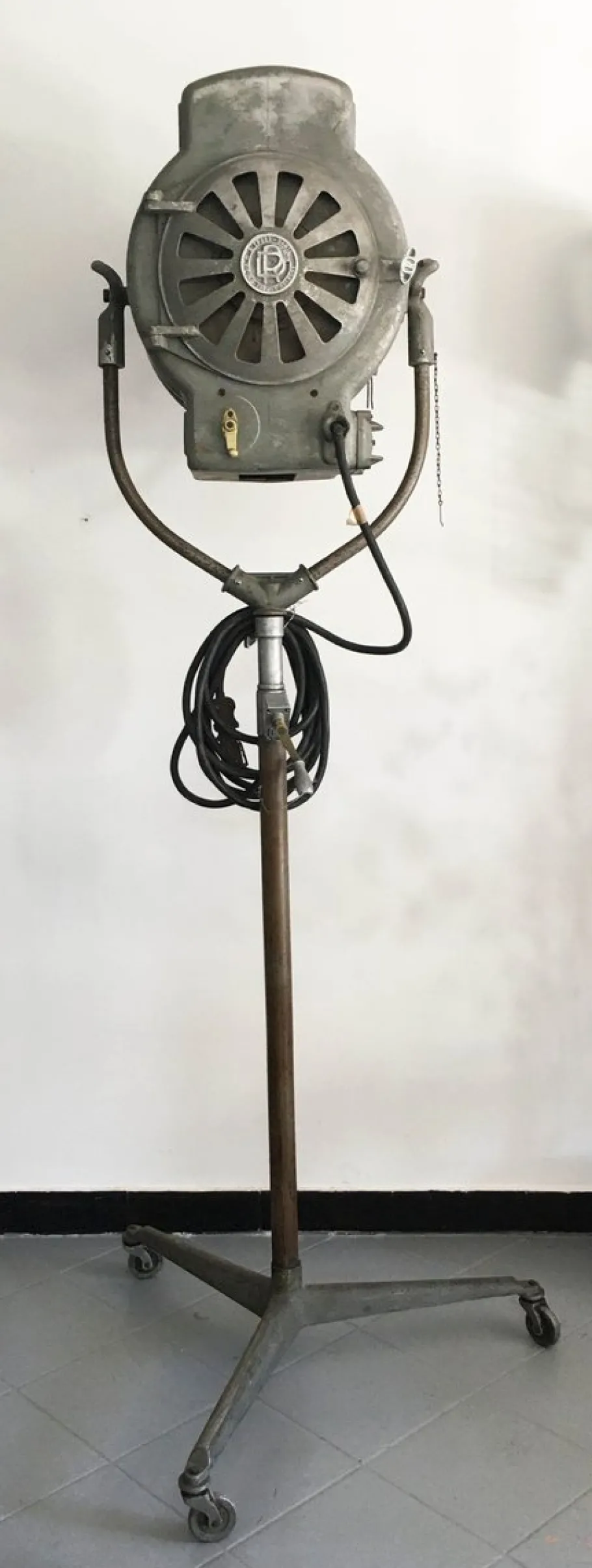 Online Pamono Large Vintage Tripod Cinema Beacon Floor Lamp from Dante Rispoli Roma