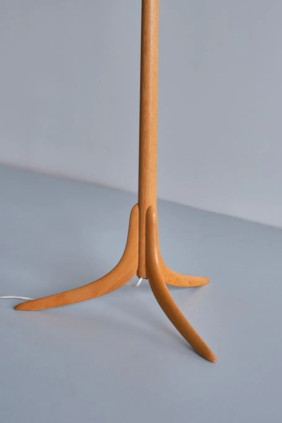 Pamono Swedish Modern 3-Legged Floor Lamp in Oak from Svensk Hemslöjd, 1950s