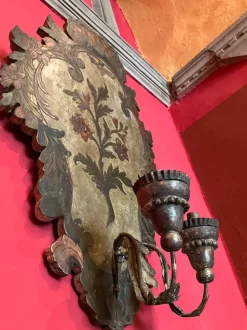 Best Pamono 18th Century Rococo Venetian Polychrome and Mecca Lacquered Wooden Wall Sconces with Iron Arms, Set of 2