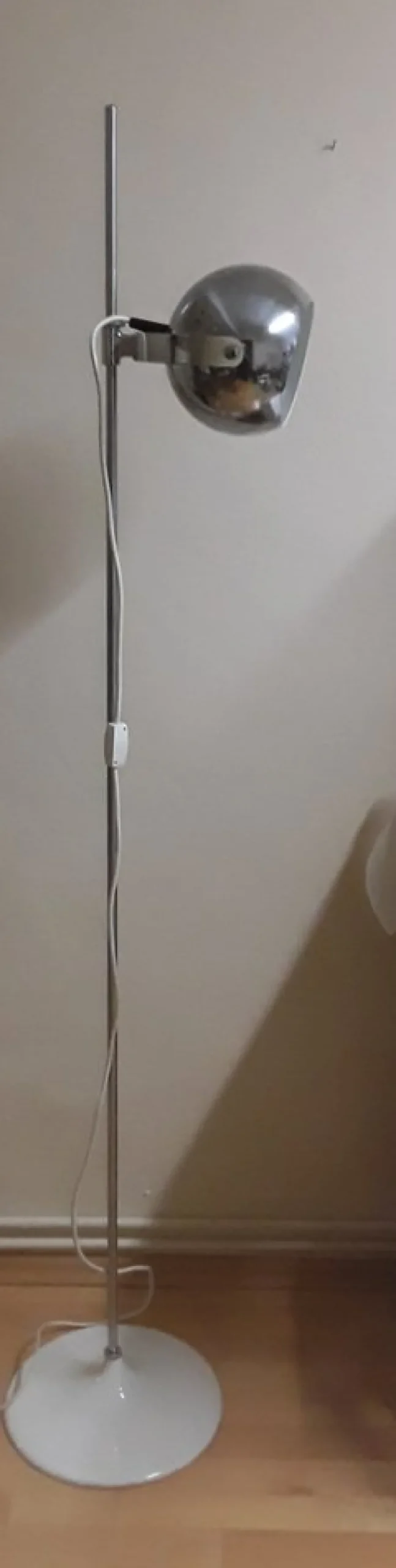 Online Pamono Vintage All-Round Adjustable Floor Lamp with Chrome-Plated Rod in White Base and Chrome-Plated Ball Reflector, 1970s