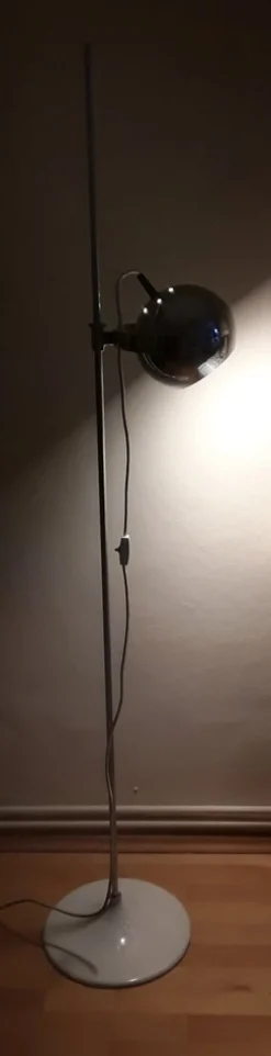 Online Pamono Vintage All-Round Adjustable Floor Lamp with Chrome-Plated Rod in White Base and Chrome-Plated Ball Reflector, 1970s