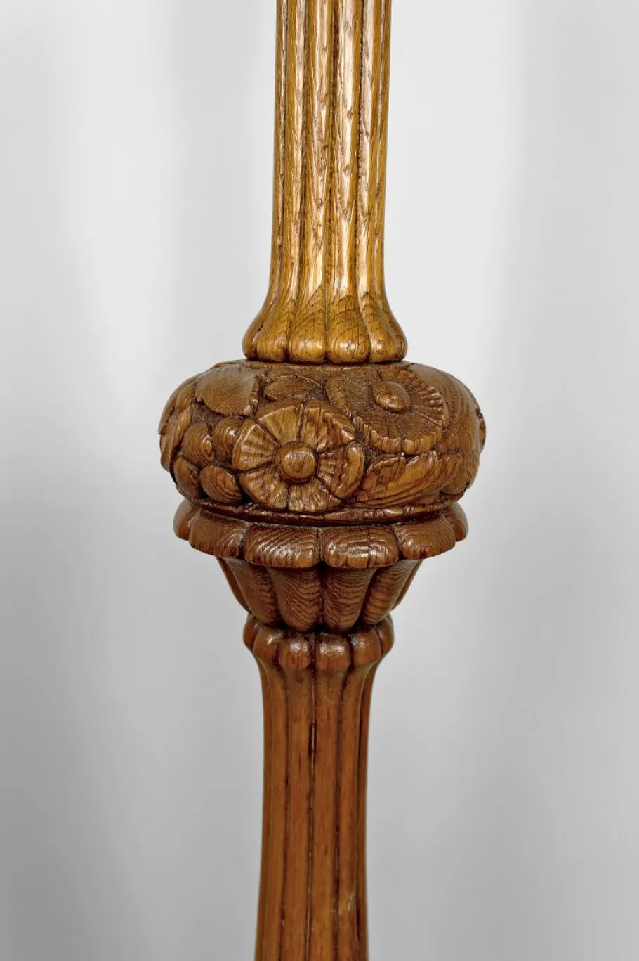 Online Pamono Vintage Art Deco Floor Lamp in Carved Oak, 1920