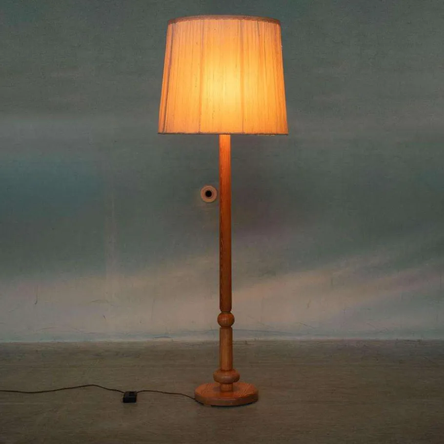 Outlet Pamono Vintage Swedish Wooden Floor Lamp with Pleated Shade, 1960s