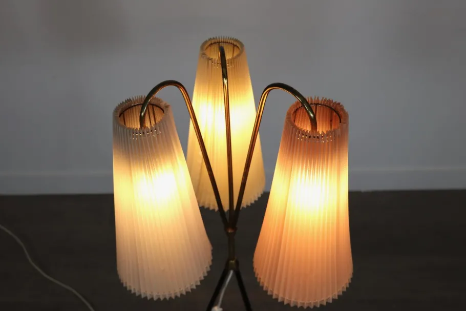 Outlet Pamono Vintage Tripod Floor Lamp in Brass & Plisse, 1950s